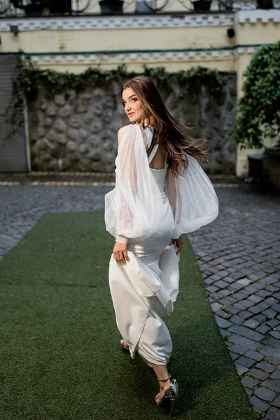 Hermosa Mujer Joven Vestido Blanco Posando Aire Libre —  Fotos de Stock