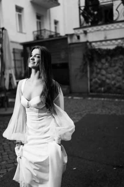 Black White Portrait Beautiful Young Bride Posing Outdoors — стоковое фото