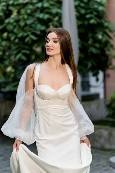 Hermosa Mujer Joven Vestido Blanco Posando Aire Libre —  Fotos de Stock