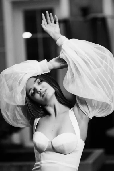 Beautiful Young Bride White Dress Posing Outdoors — Fotografia de Stock