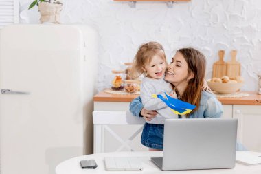 Evlerinde Ukrayna bayraklarıyla güzel bir anne ve kızı.