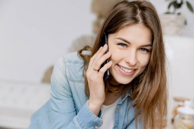 Güzel genç kadın Smartphone'da söz