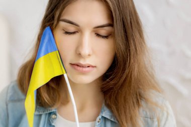 Ukrayna bayrağıyla güzel bir genç kadının portresi. 