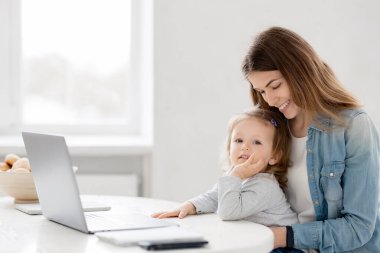 Anne ve kızı birlikte evde çalışma