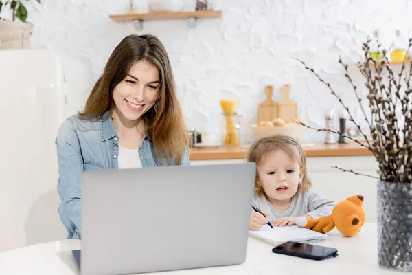 Anne ve kızı birlikte evde çalışma