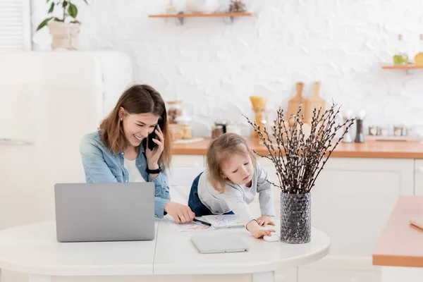 Madre Hija Trabajando Juntas Casa — Foto de Stock