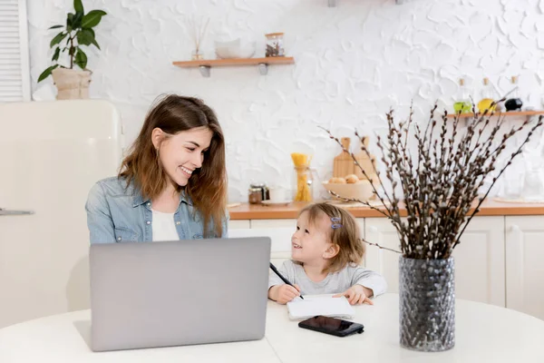 Madre Hija Trabajando Juntas Casa — Foto de Stock