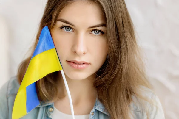 Porträt Einer Schönen Jungen Frau Mit Der Fahne Der Ukraine — Stockfoto