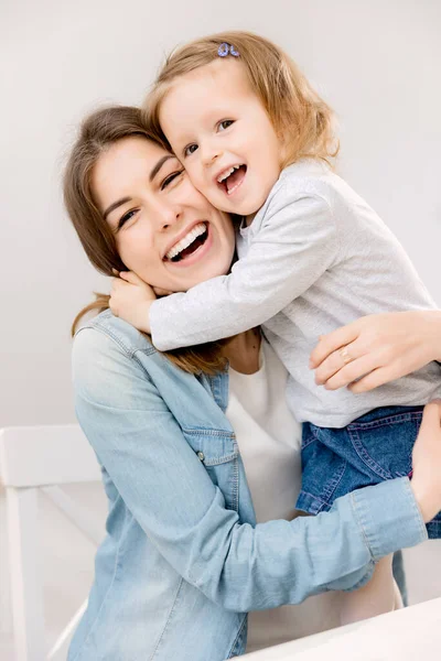 Happy Young Mother Her Daughter Hugging Smiling While Looking Camera — Stock Photo, Image