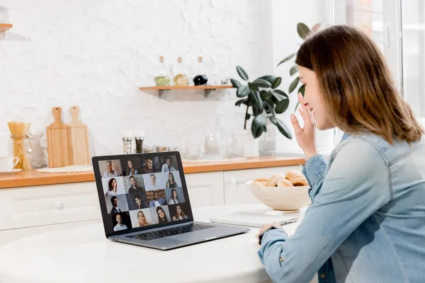 Mulher Usando Laptop Com Bate Papo Vídeo Tela Cozinha Imagens De Bancos De Imagens Sem Royalties