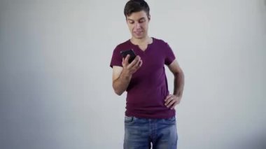 Hollanda açısı, akıllı telefon ekranına bakıp titreyen, kötü haber, spam veya dolandırıcılık mesajlarından memnun olmayan genç adamı üzdü. Mutsuz, stresli erkek mobil uygulama kullanıcısı e-postada phishing linki alıyor veya online kumarhanede kayboluyor, bahis kazanamadı