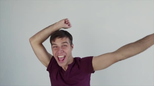 Взволнованный Парень Студент Европеец Празднующий Победу Возбужденный Мужчина Пожимает Руку — стоковое видео