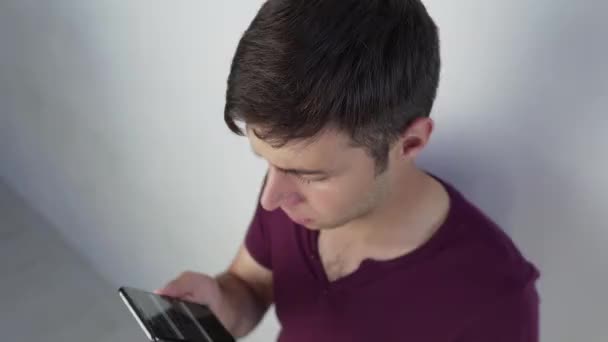 Φωτογραφίζει Από Την Κορυφή Αναστατωμένος Νεαρός Άνδρας Κοιτάζοντας Οθόνη Smartphone — Αρχείο Βίντεο