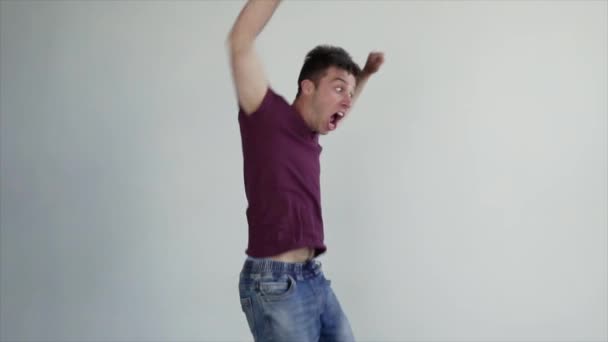 快乐的欧洲人 幽默男子跳超级慢动作120秒 学生跳舞庆祝赌赢 获胜者享受成功的时刻 博彩理念 — 图库视频影像