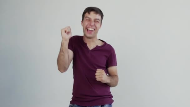 Engraçado Homem Feliz Estudante Dançando Celebrando Vitória Aposta Vencedor Desfrutar — Vídeo de Stock