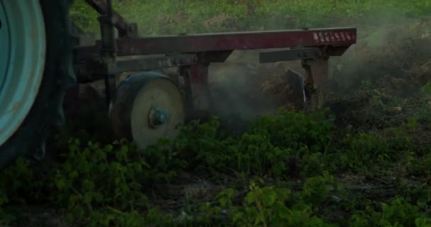 Der Traktorfahrer Beendete Nach Einem Anstrengenden Arbeitstag Seine Arbeit Traktorernte — Stockvideo