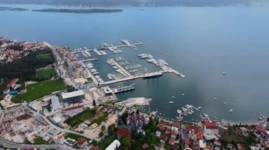 Karadağ 'ın Tivat kentinde hava manzarası ve marinadaki yatlar. Porto Karadağ, Tivat. Tivat 'ın havadan görünüşü ve liman yatları, tekneleri.