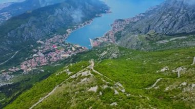 Eski tarihi şehir Kotor ve Karadağ 'ın Kotor Körfezi' nin havadan görünüşü. Tivat Havaalanı ve Kotor Serpentine 'in insansız hava aracı görüntüleri
