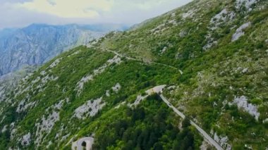 Karadağ 'ın Kotor kentindeki tehlikeli bir dağlık yolda yalnız bir araba.