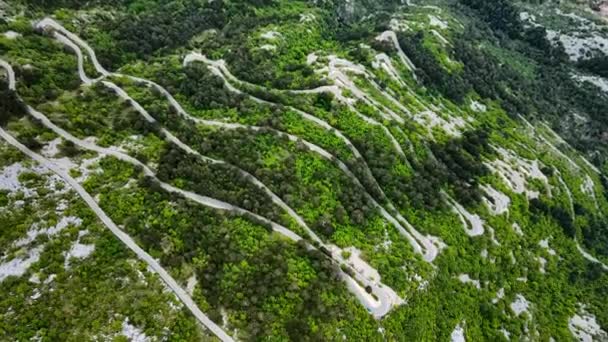 Vista Aérea Arriba Hacia Abajo Carretera Serpentina Montaña Con Muchos — Vídeos de Stock