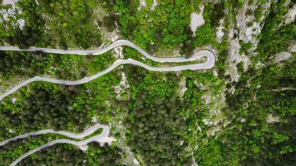 Vista Aérea Arriba Hacia Abajo Carretera Serpentina Montaña Con Muchos — Vídeos de Stock