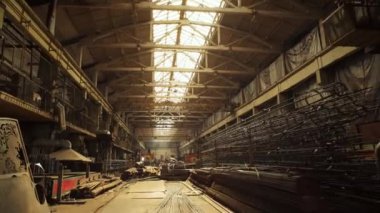 Metal yapıları olan büyük bir fabrika deposu. Metal yapıdan Depo İnşaatı. Lojistik Şirketi Sıralama Merkezi. Metal sarmalı fabrika