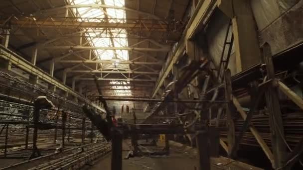 金属構造の大きな工場倉庫格納庫 金属構造からの倉庫建設 物流会社の分類センター 金属圧延工場 — ストック動画