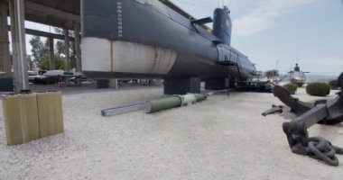 Tivat Montenegro. 06 Haziran 2022: Tivat 'taki Deniz Mirası Müzesi' nde bulunan eski dizel denizaltı