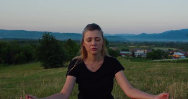 Kobieta Ćwiczy Jogę Wschodzie Słońca Łące Młoda Duchowa Dziewczyna Medytuje — Wideo stockowe
