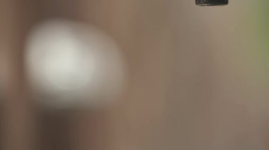 Paslı bahçe musluğundan damlayan su, süper makro, yavaş çekim