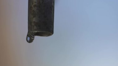 Paslı bahçe musluğundan damlayan su, süper makro, yavaş çekim