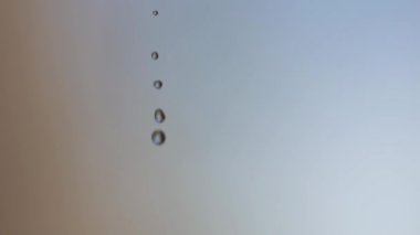 Paslı bahçe musluğundan damlayan su, süper makro, yavaş çekim