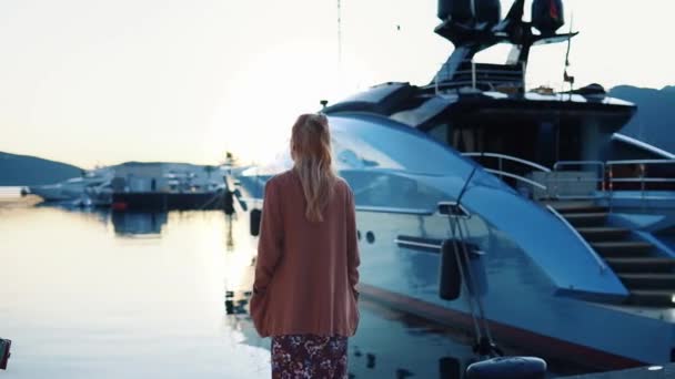 Romantyczna Dziewczyna Patrzy Piękny Zachód Słońca Przystani Jachtowej — Wideo stockowe