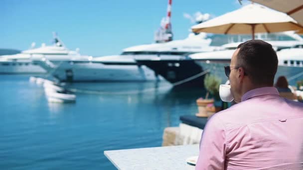 Retrato Feliz Casual Caucasiano Jovem Empresário Bem Sucedido Bebendo Café — Vídeo de Stock