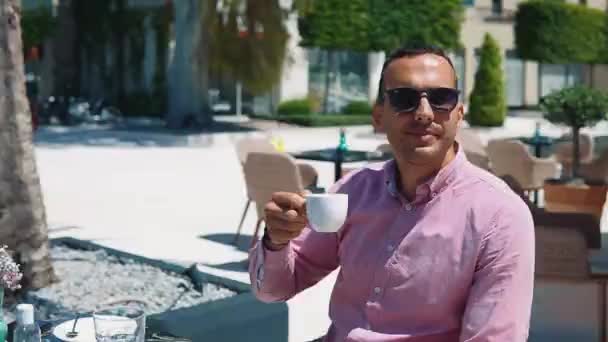Ritratto Felice Casuale Caucasico Giovane Uomo Affari Successo Bere Caffè — Video Stock