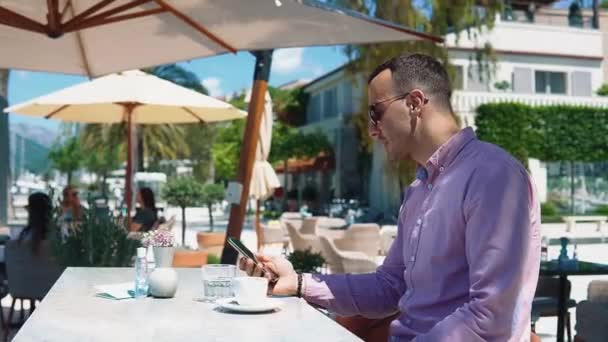 Kafkasyalı Mutlu Başarılı Bir Adamının Portresi Cep Telefonuyla Konuşuyor Ortağını — Stok video