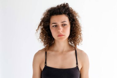 Beyaz arka planda üzgün bir ifadeyle kıvırcık kız