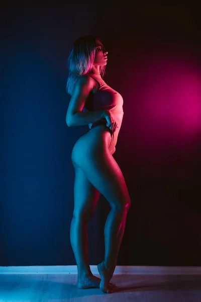 Menina Bonita Bodysuit Iluminação Néon — Fotografia de Stock