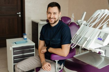 Genç dişçi dişçi muayenehanesinde.