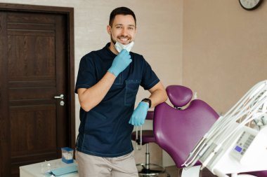 Genç dişçi dişçi muayenehanesinde.