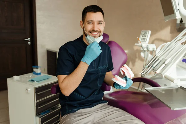 Genç dişçi dişçi muayenehanesinde.