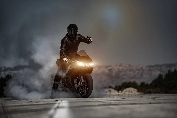 Bisikletli bir motorcu.