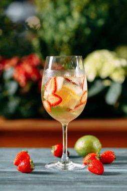 Çilekli ve limonlu alkollü kokteyl.