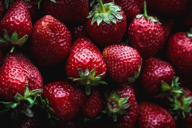 Olgun ve taze çilekler.