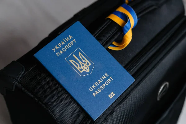 手提箱上的乌克兰外国护照 — 图库照片