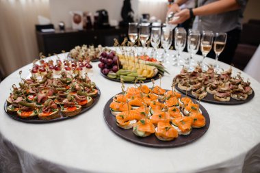 Masada çeşitli atıştırmalıklar var.