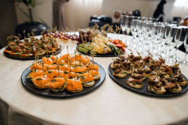 Masada çeşitli atıştırmalıklar var.