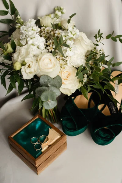 Wedding Rings Background Wedding Bouquet Shoes —  Fotos de Stock