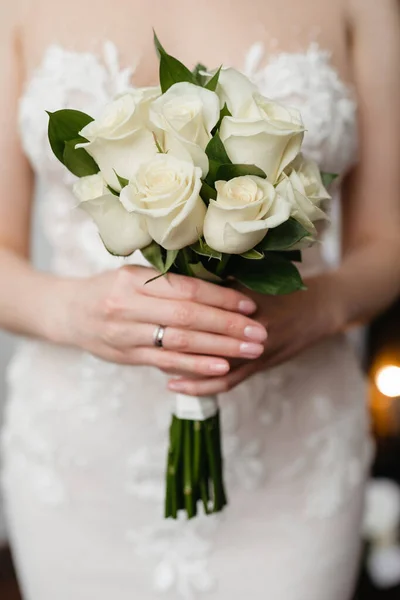 Vackra Bröllop Bukett Med Rosor Händerna Bruden — Stockfoto