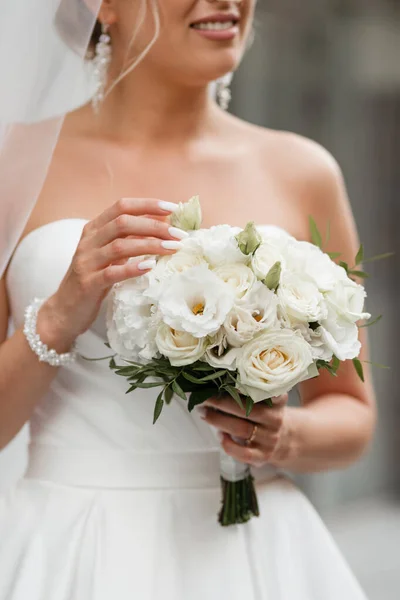 Bruid Houdt Een Mooie Bruiloft Boeket Van Rozen — Stockfoto